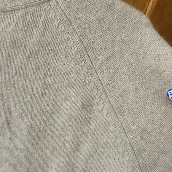 Vineyard Vines Women's Soft Gray Sweater - Picture 2 of 4